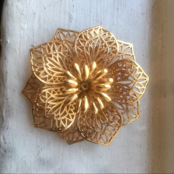 Cutout Gold Flower Daisy Brooch Pin- costume - Picture 1 of 6